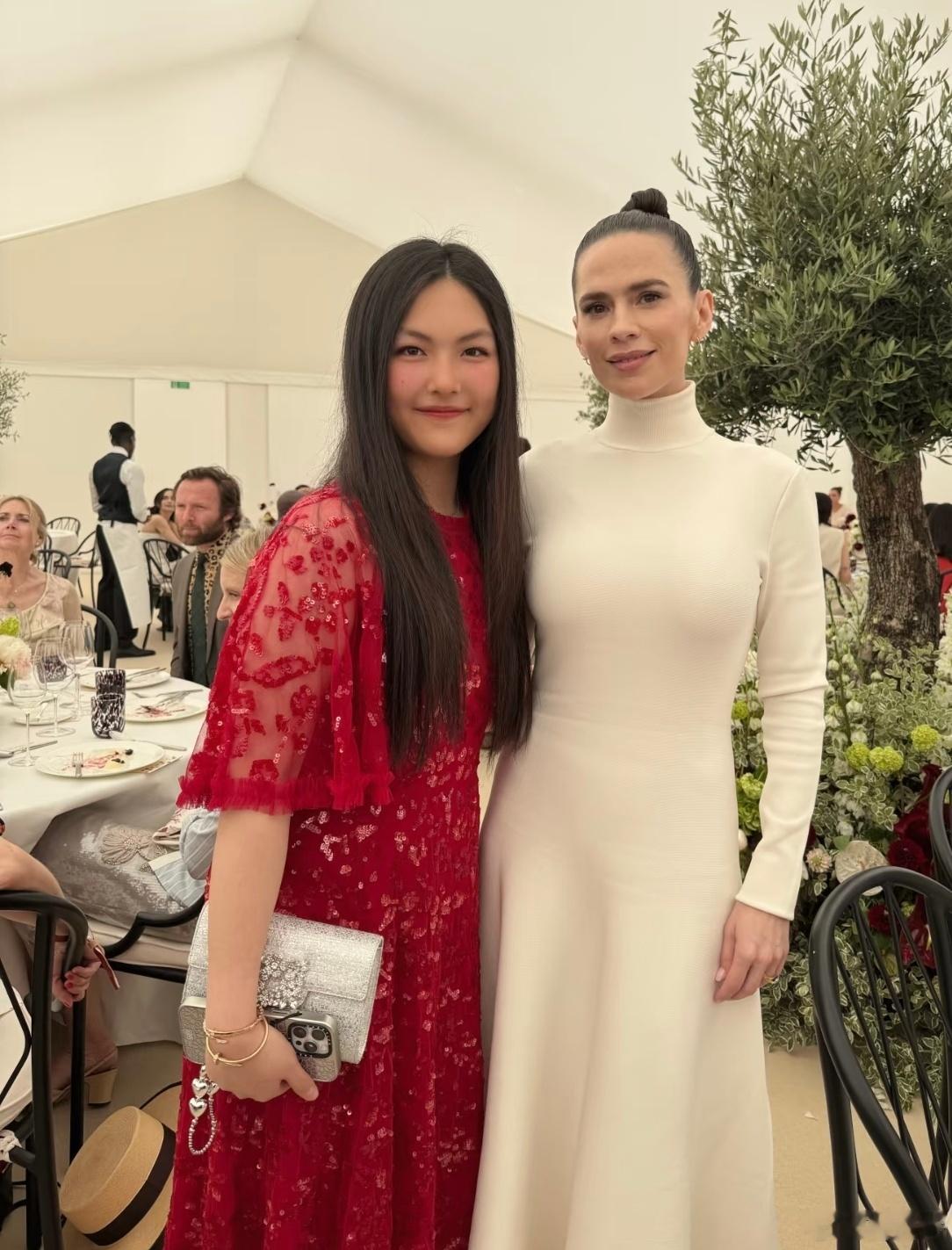 李湘又带女儿王诗龄混英国社交圈了！ ​​​