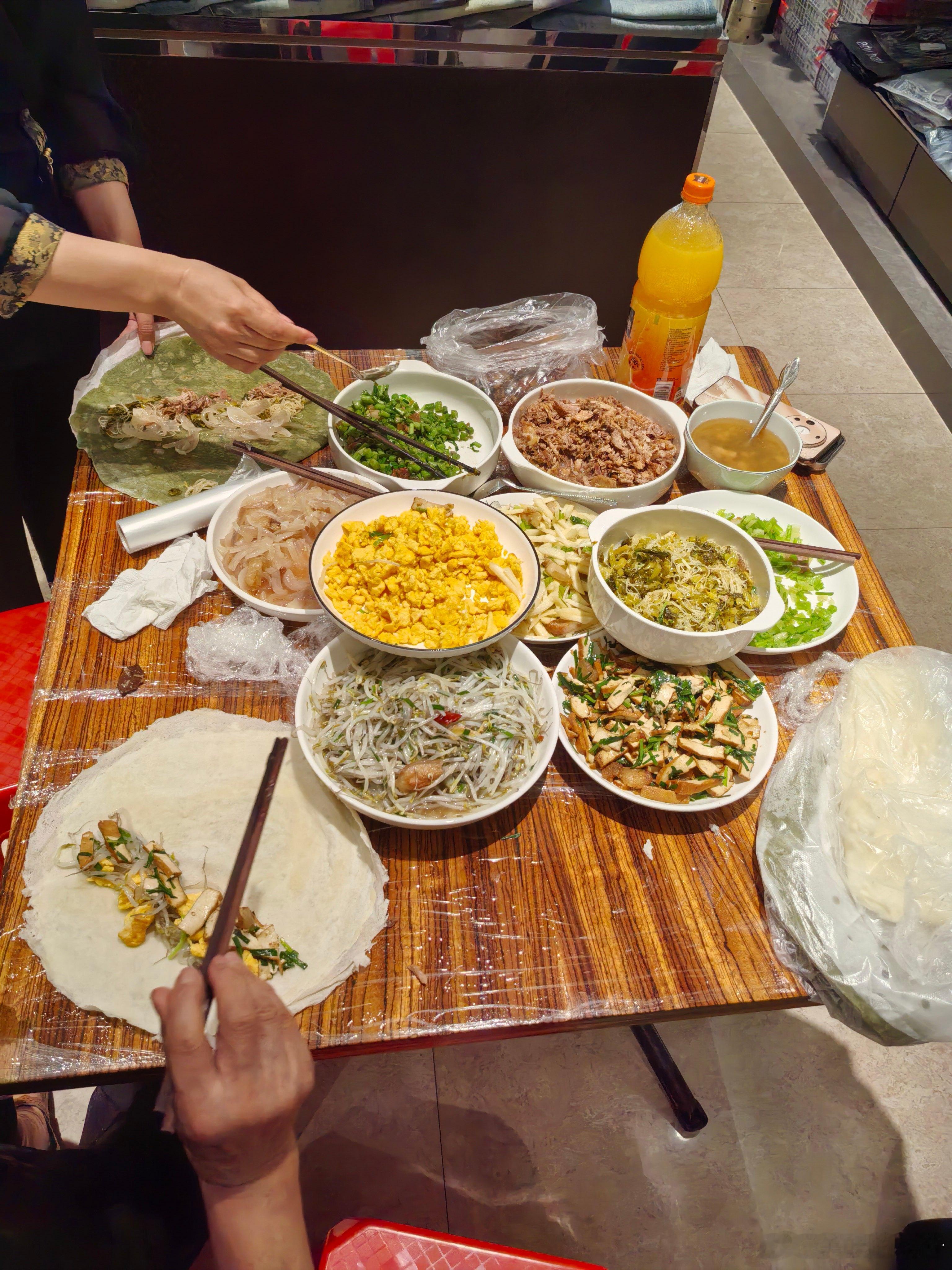 祝大家端午安康。记得吃粽子哦。台州地区今天吃食饼筒（麦饼筒）。姐姐腌制的小龙虾好