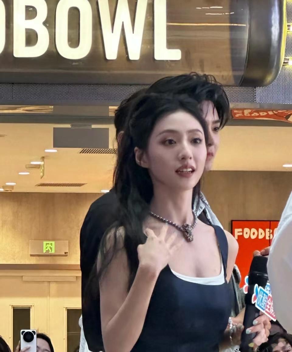 胡连馨美美的很安心，就是姐能不能不要那么恋爱脑[允悲][允悲][允悲] ​​​