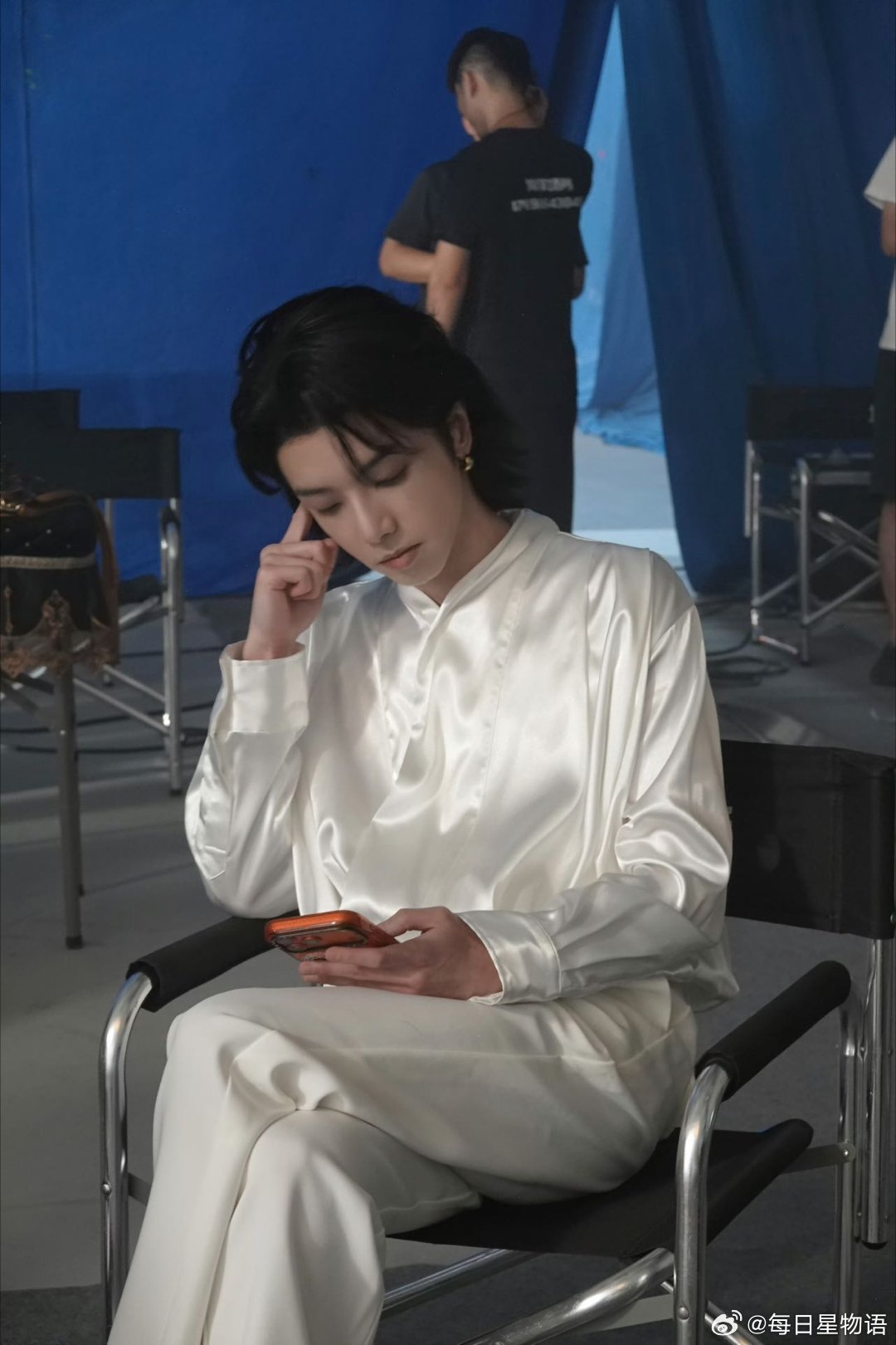 华晨宇戒酒的假期结束 假期进度条已完结✅晒出工作片场随拍，并配文“戒酒的假期结束