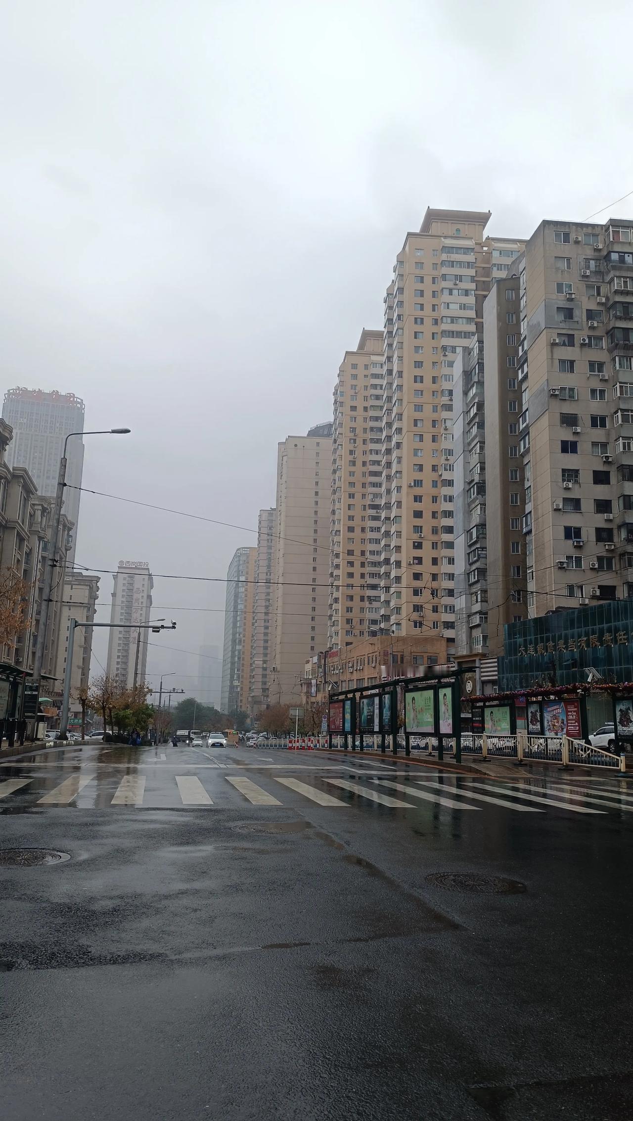 #秋日景色随手拍#
天天坐办公室的我，难得出去办事赶上雨天[快哭了]也没准备，鞋