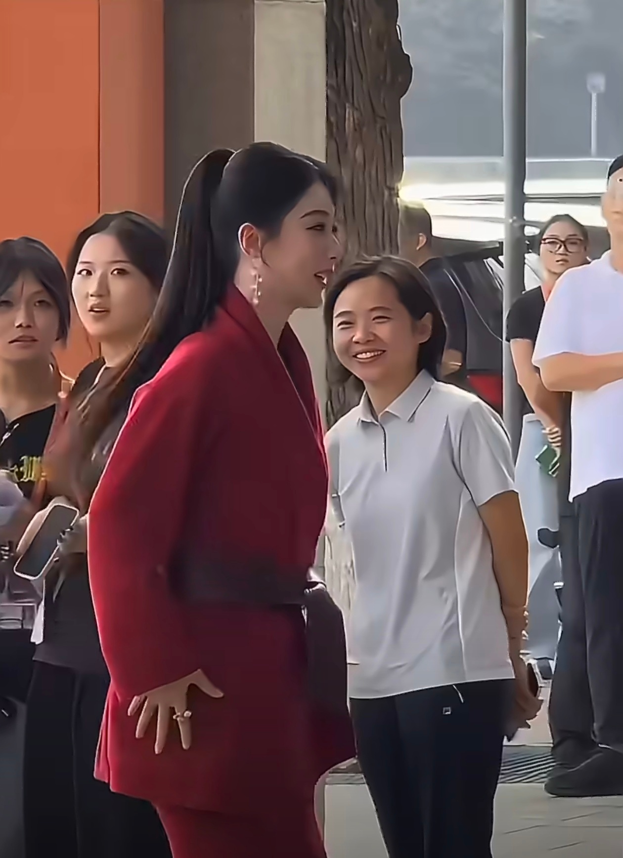 金鹰奖提名晚宴，杨紫这身红色造型偏厚实，稍微有点不显腰身，不过整体看着还是很喜气