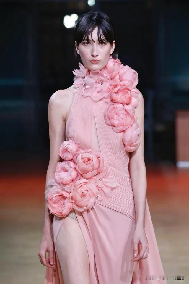 这套Elie Saab 2022春夏高定很漂亮，大家觉得比较适合内娱哪位女明星。