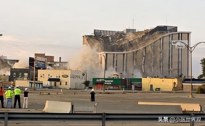 2007年，柯达公司用烈性炸药，把自己的胶卷研发中心炸掉了！大楼轰然倒塌，原因就