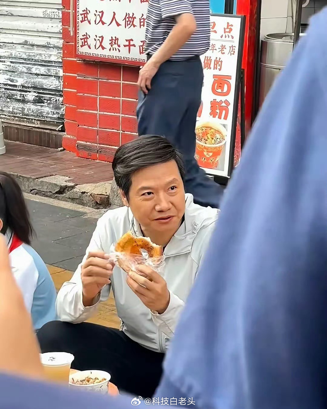 雷军过早吃热干面的姿势太地道了我之前看到雷总这图的时候还以为是AI的，没想到雷总