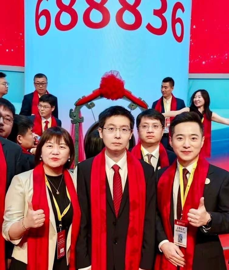 在宇树科技，一个超过100元的报销都需要王兴兴审批。

公司没有管理层级，需要王