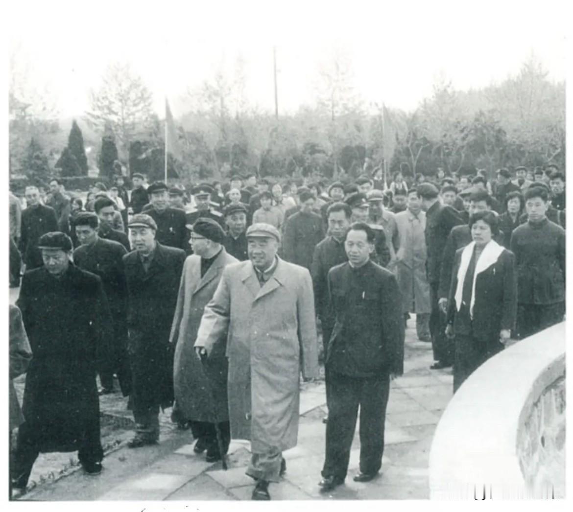1963年5月1日，朱德元帅在陕西省委第一书记张德生（前排右三）等陪同下，在西安