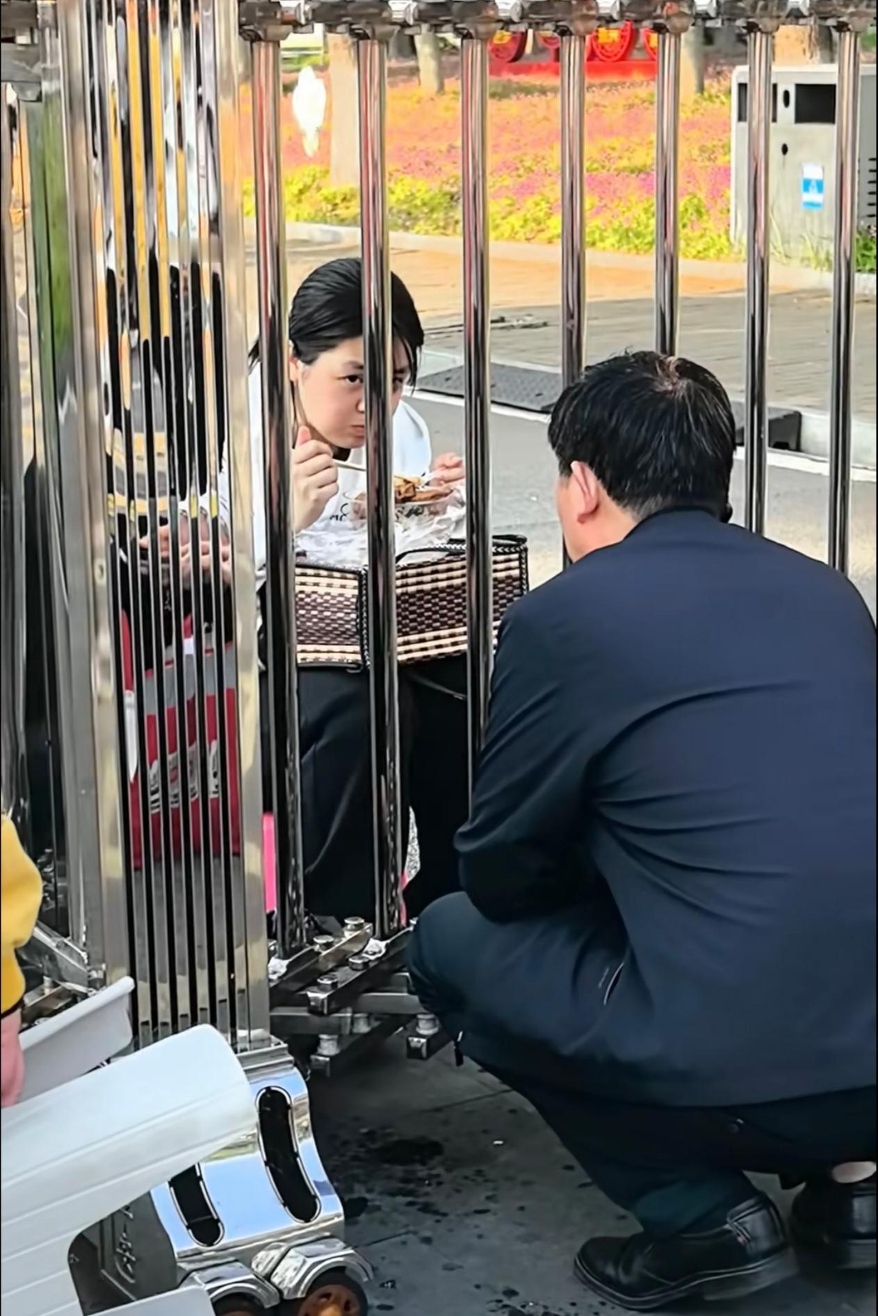 看到这对父女，我就觉得愧对孩子，从小到大很少接送，一直在学校食堂就餐，甚至高考都