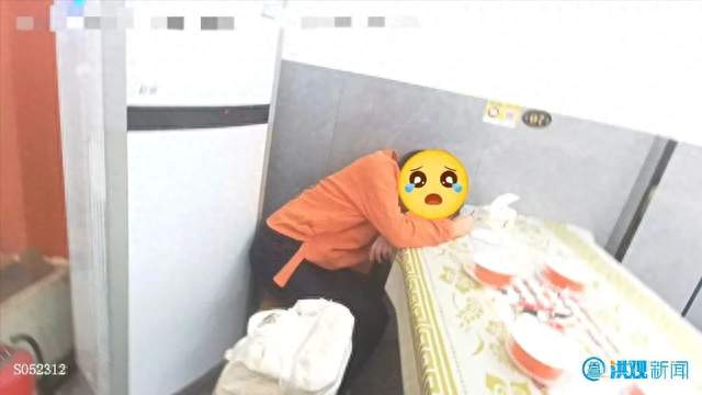 江西一高三女生与家人发生争吵后负气离家，凌晨独自坐在烧烤店内，店主担忧报警，民警通宵陪伴安抚