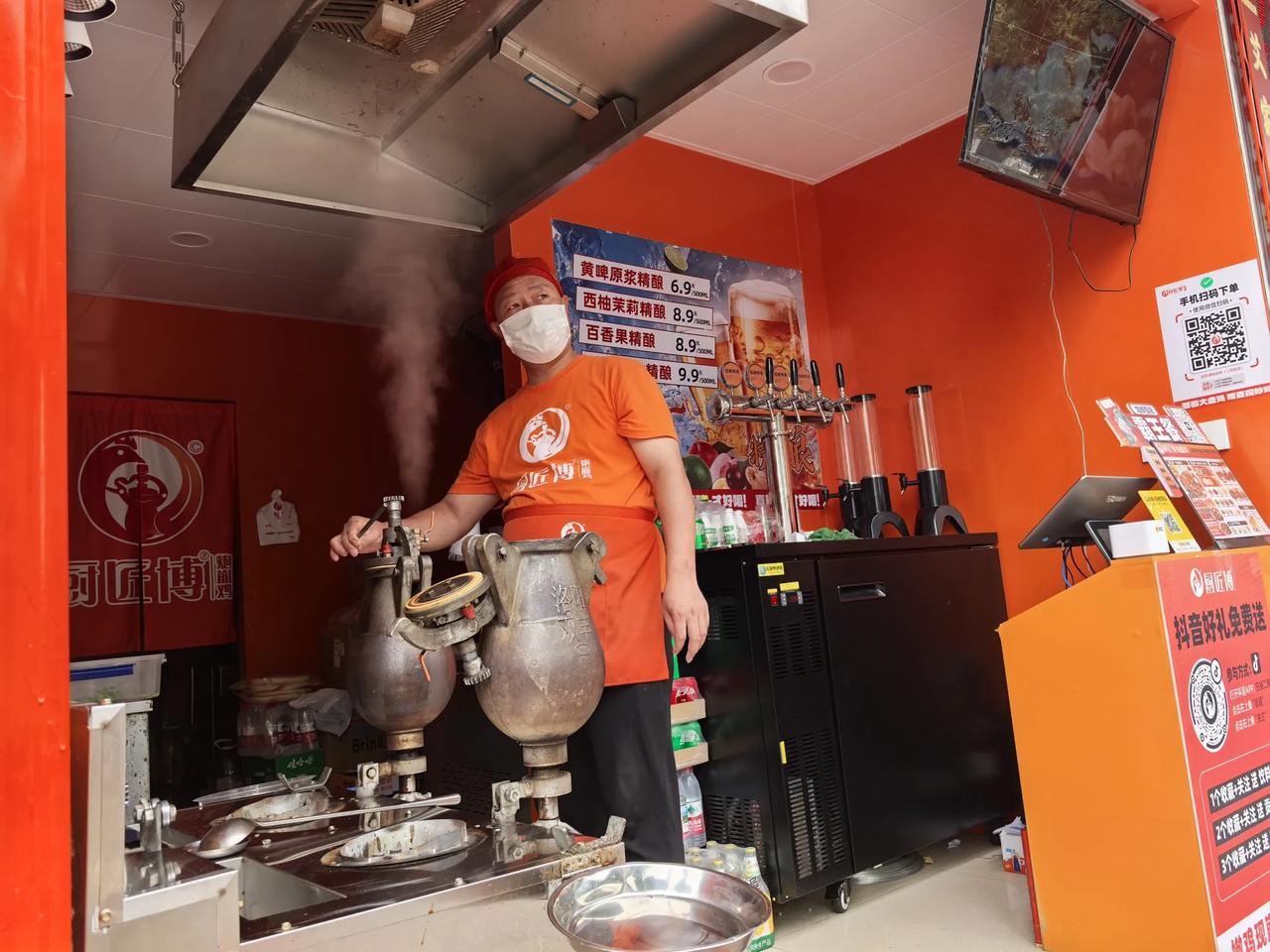 这种吃法你见过！？咋天上街转一转，原来卖卤肉变成做爆鸡！爆米花机变成爆鸡机，现在
