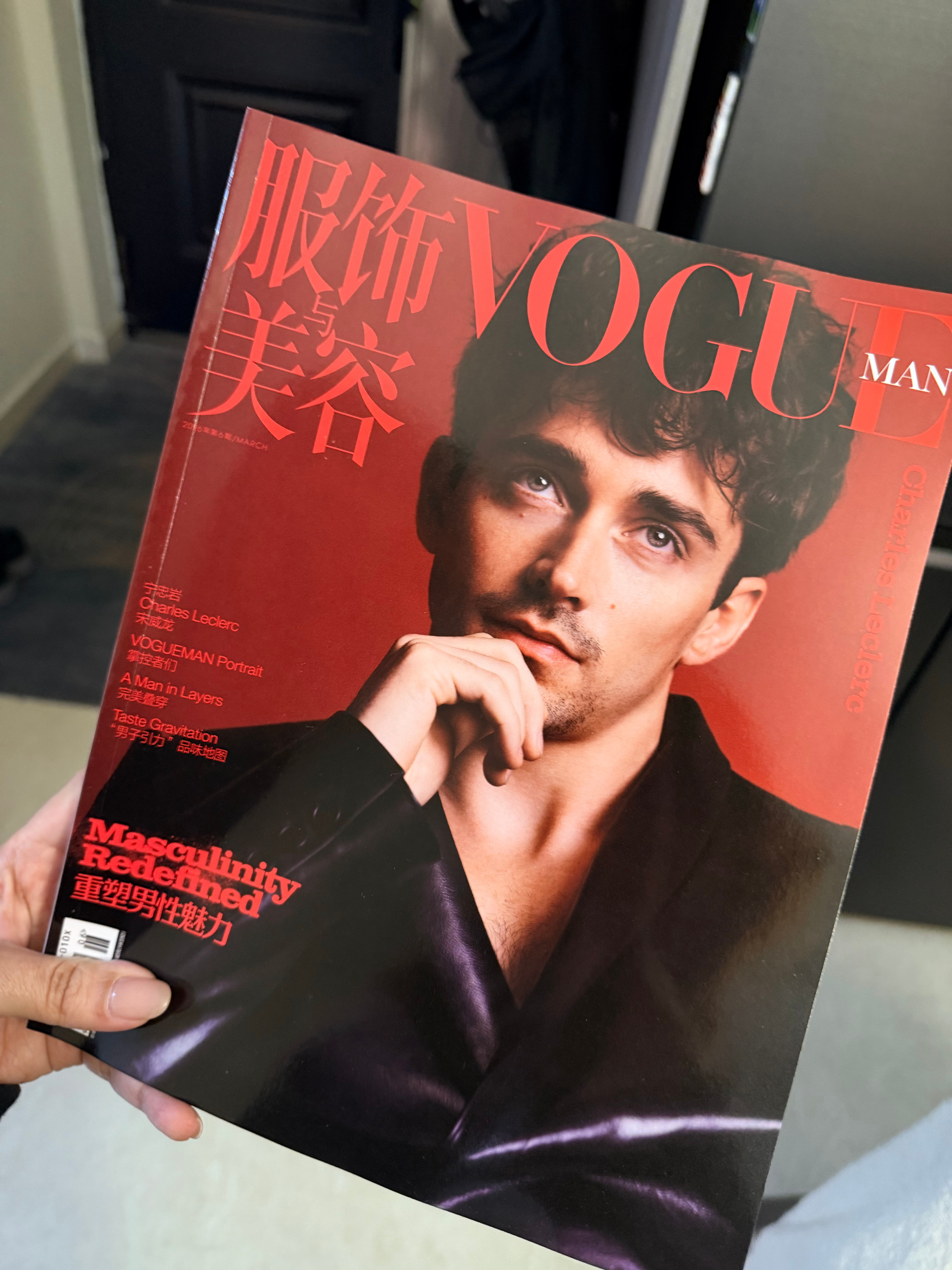 买的杂志到了，神颜还是要放到纸质版才更满足！夏尔·勒克莱尔