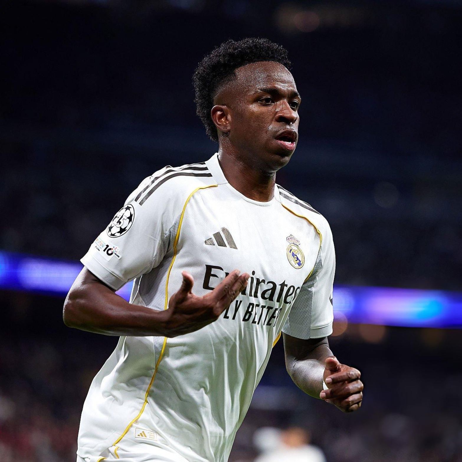 在过去5个欧冠赛季中，只有一名球员的成功过人次数超过100次，并且创造的机会超过