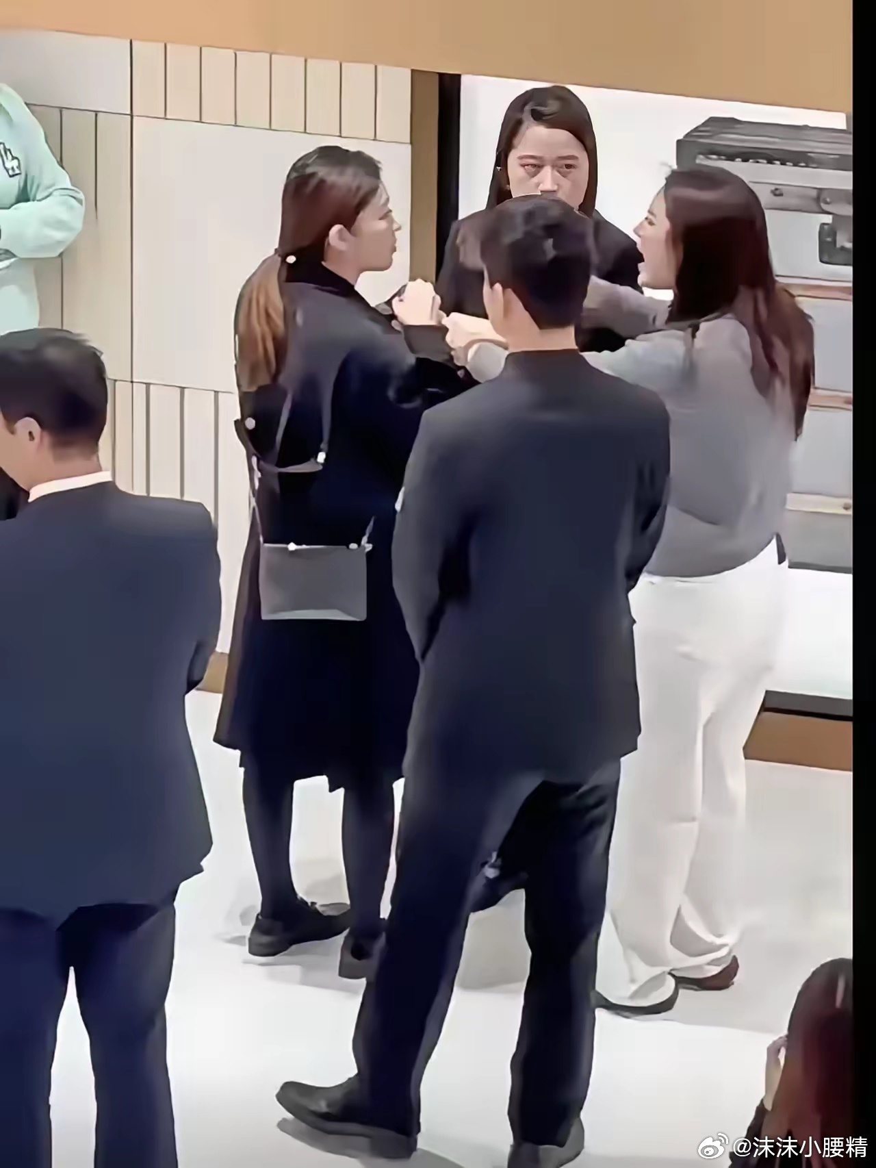 “就是因为法律不会惩治小三，小三才会这么放肆!”有个 LV 柜姐，竟然给男顾客发