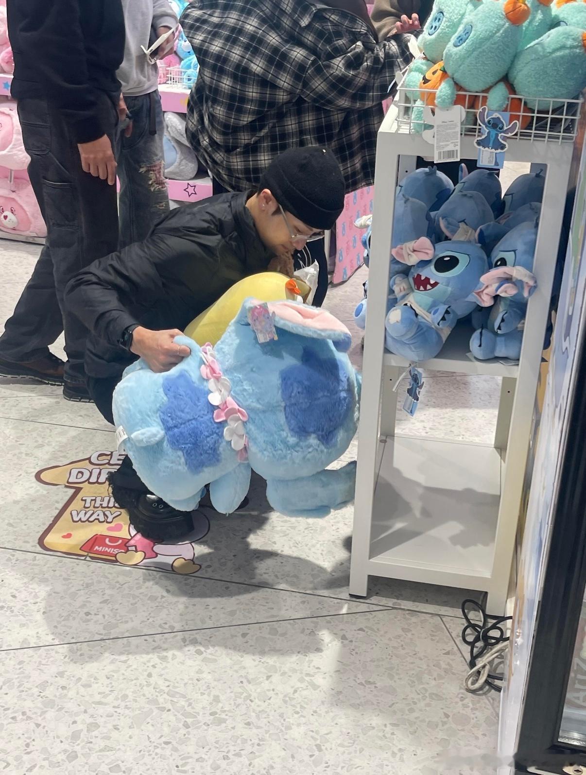 嘎嘎逛店的样子好乖生图状态也绝了，颜值真的抗打好羡慕巴黎偶遇的姐妹们 