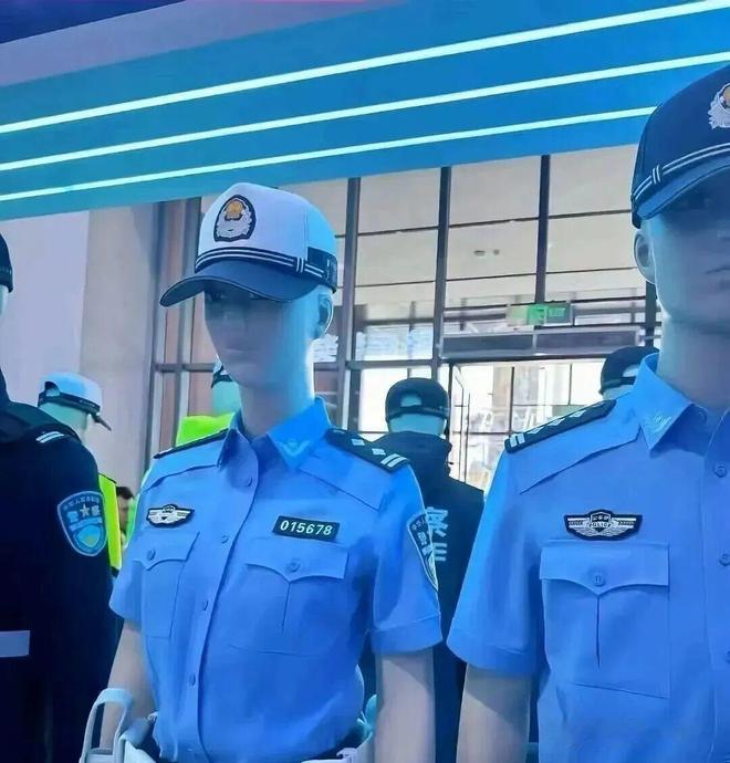 十一之后北京警察换装新式警服了！我个人觉得新版警服很难看，没有99式警服穿着精神