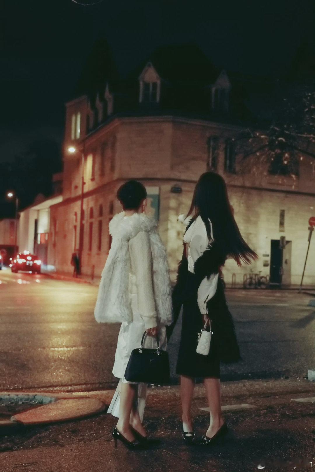 周也怎么变成两个人去巴黎王玉雯周也豪门姐妹 哇！ 周也怎么变成两个人去巴黎! 