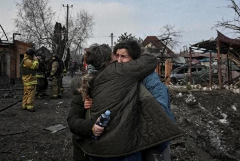 【乌局势新动态：战争结束的多种设想与民意】2025年12月，乌克兰局势复杂。军官