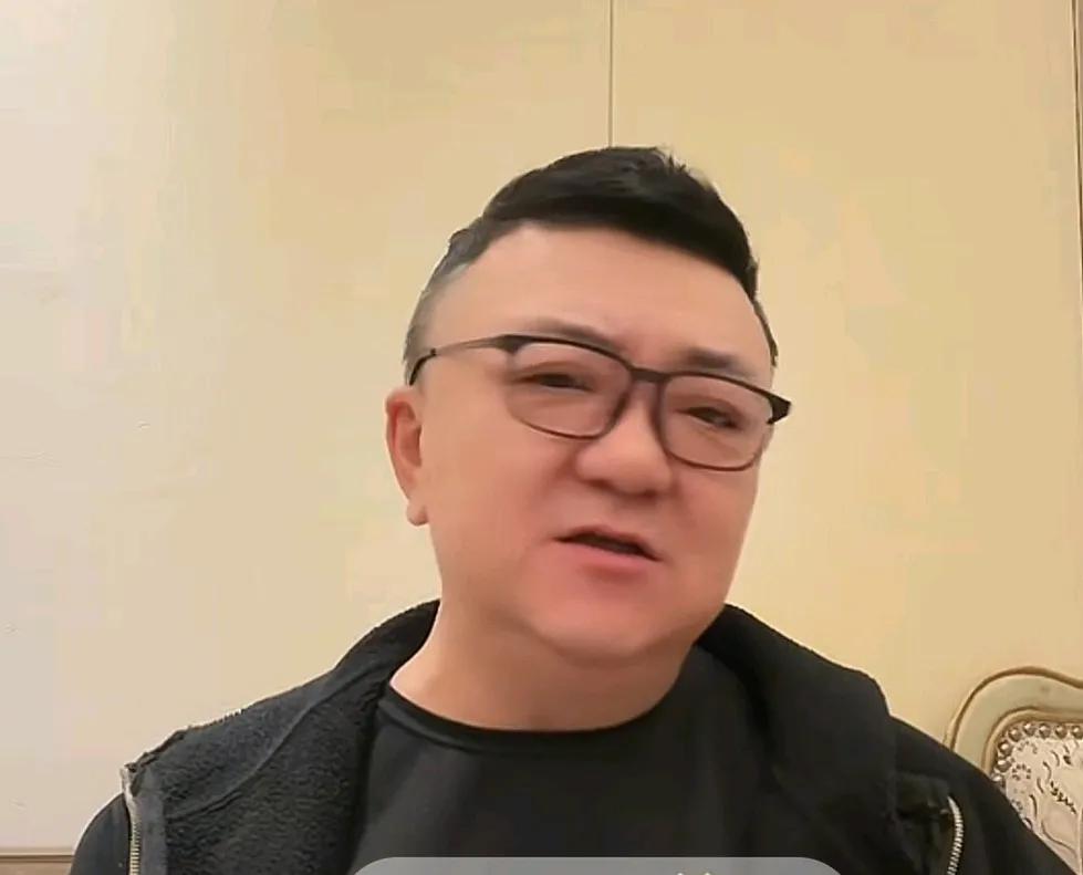 董路表示，他对足球小将的成员非常不错，并没有耽误他们！
董路在直播时驳斥了那些认