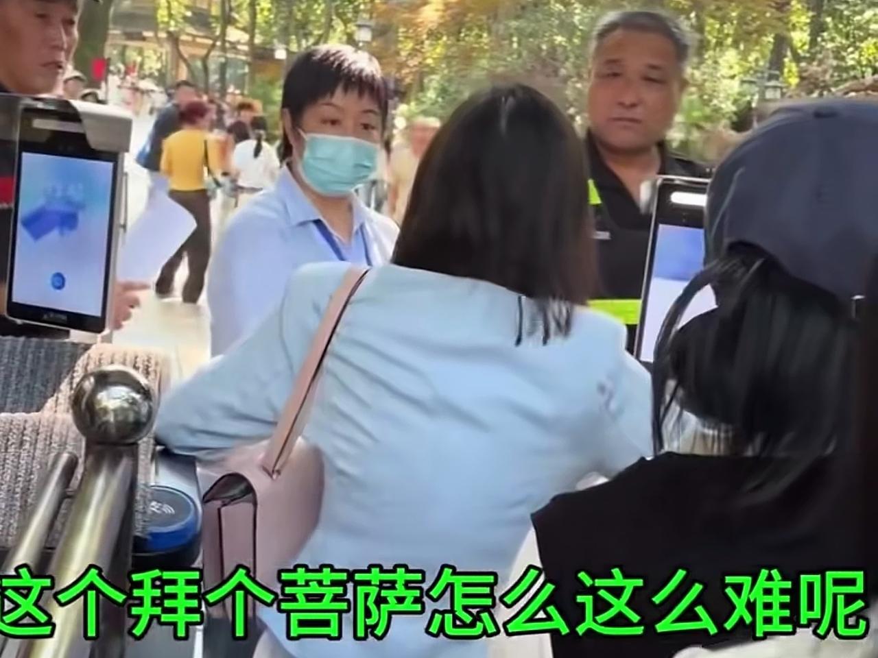 灵隐寺拜个菩萨也要预约，不管假日与否，人多人少，机械执行。阳光城把省道圈起来实施