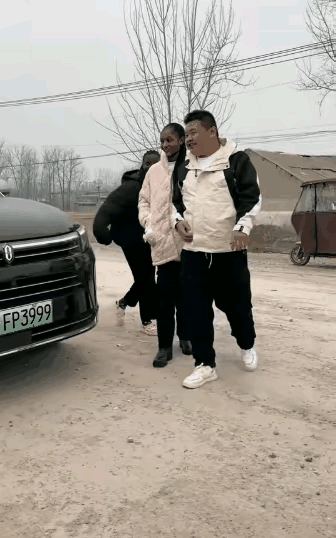 大叔的幸福的时刻！河南36岁大叔去赞比亚娶了一个19岁的女孩，赞比亚大学毕业的，