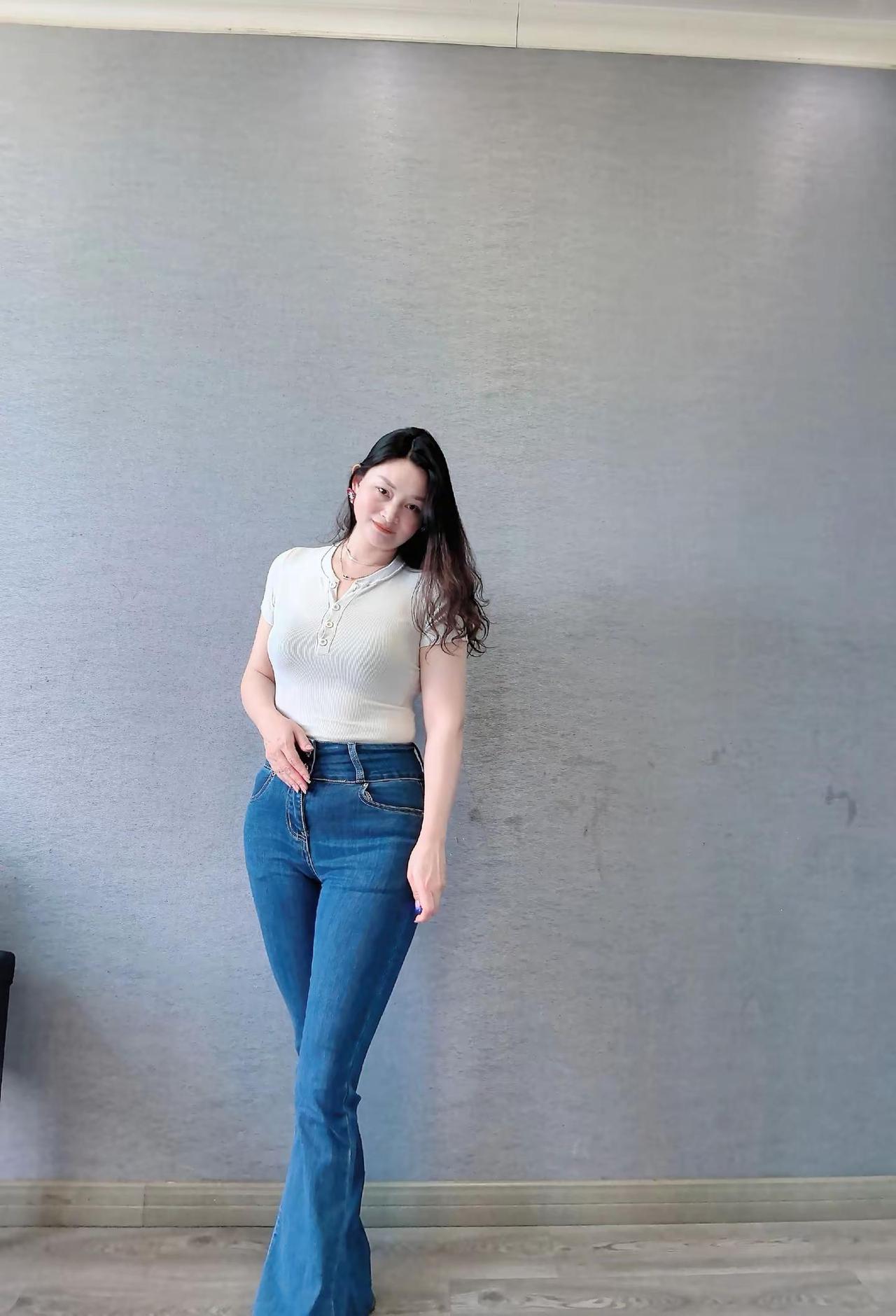 好像每次穿👖获得的流量比裙子高呢，今天来实验下啦～～，这背景音乐好酷，哈哈哈