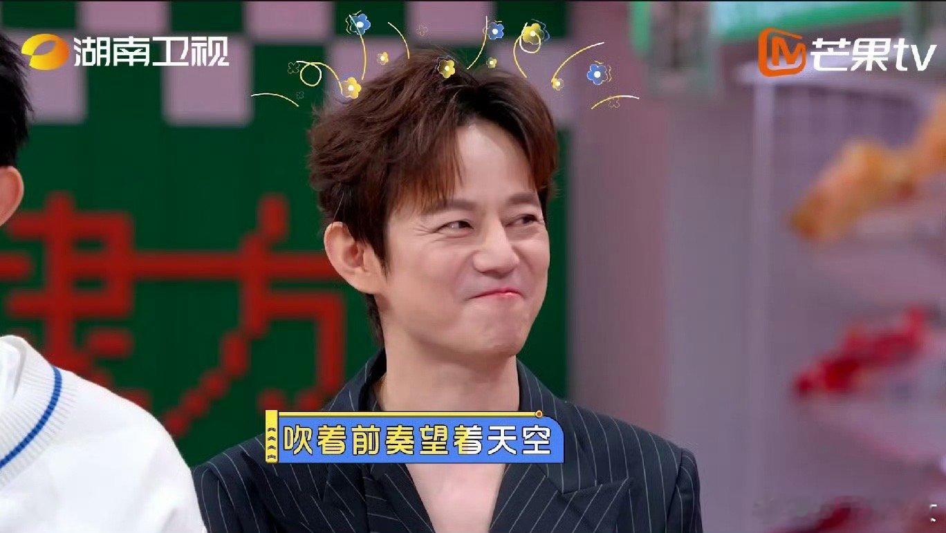 何炅被改编的栀子花开公开处刑谁懂啊！《栀子花开》都被玩成“邪恶栀子花宇宙”了😂