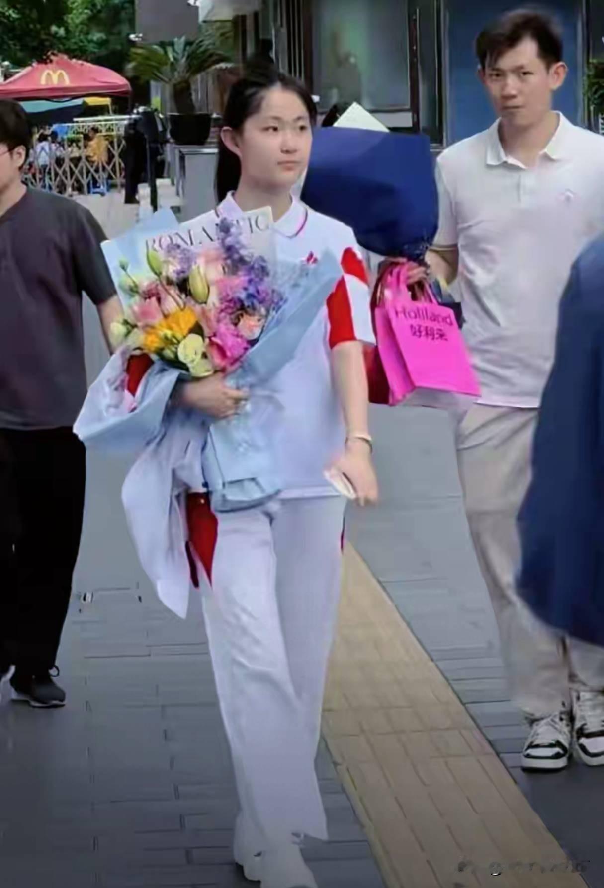 2026年高考结束后，人大附中的马嘉仪在校门口接受媒体采访。其他考生考完身心疲惫