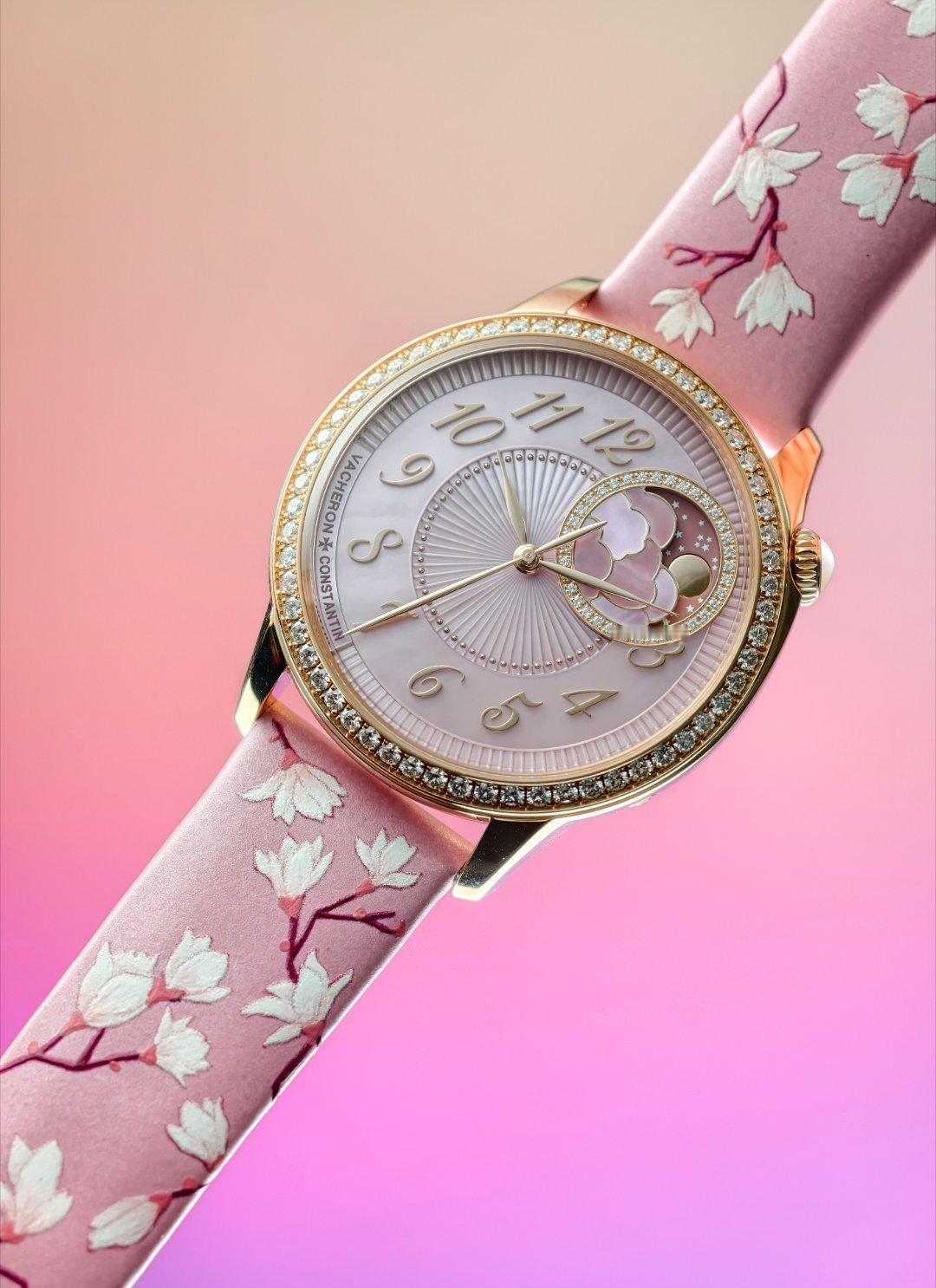 上手实拍两枚勾魂好物：1. 粉色贝母盘，双环视觉构成，18K金精制的圆月在云层中