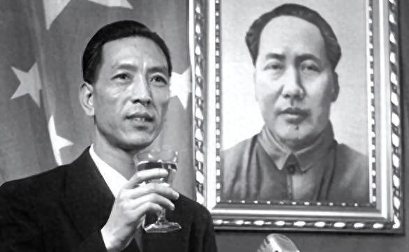 许世友与耿飚谈论授衔时的幽默对话，耿飚自信回应：我的军衔肯定会排在你前面吗？
1