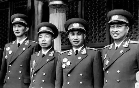 1950年，毛主席决定抗美援朝，但被一些人反对，这时陈毅挺身而出，主动请缨担任志