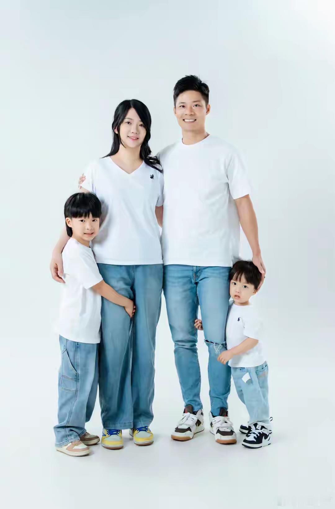 苏炳添一家人合影其乐融融，二个小孩也是非常可爱