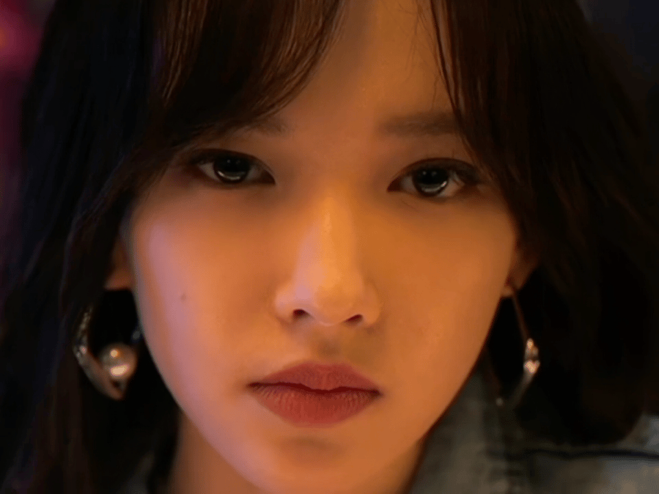 人之初导演美商简直了 马思纯的吴飞飞太有破碎电影感，高饱和穿搭碰撞冷淡神色，把豪