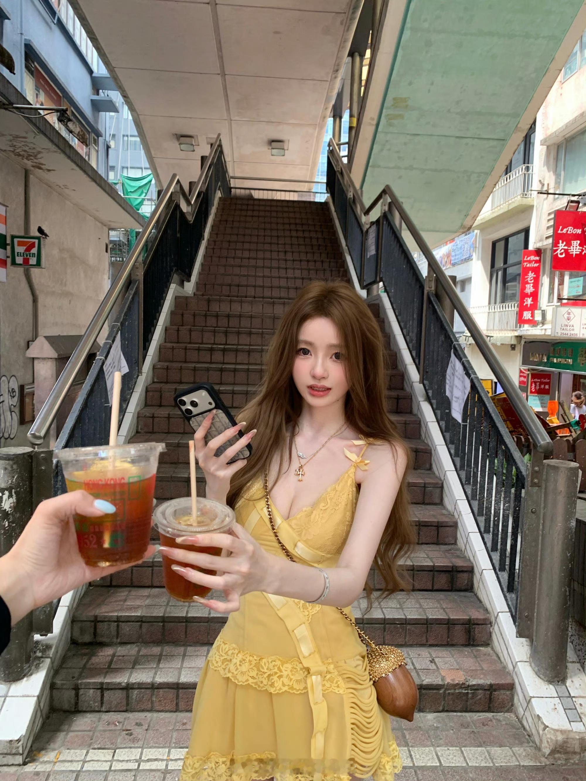 消费升级，香港满大街随处可见最新款iPhone！ 