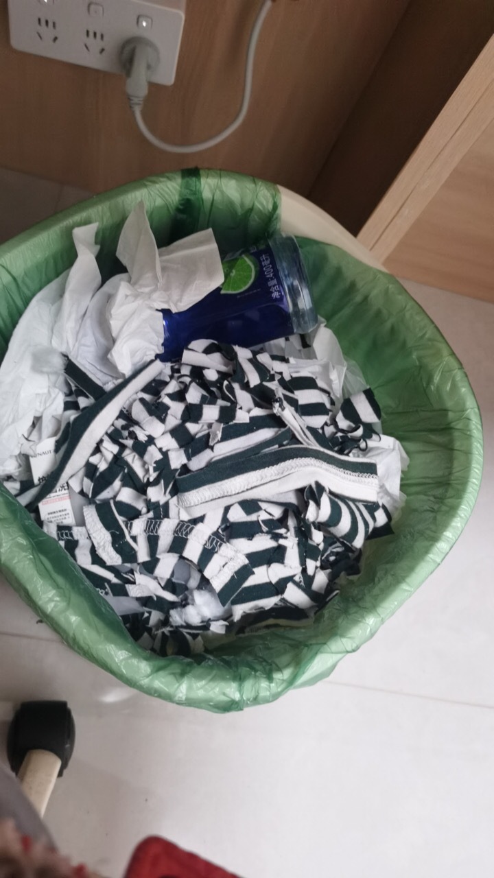 说个小乐子我剪布剪 到后来我觉得是我内心还不够诚恳。我那个布是条纹的所以我按颜色