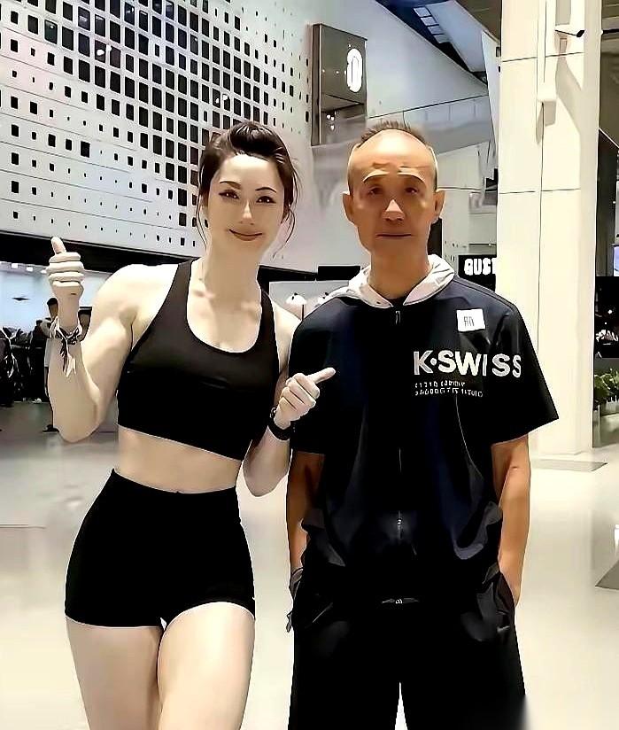 75岁的大爷，穿着紧身的修身装，戴着假发，画着精致的眉毛在镜头前晃悠。
说实话，