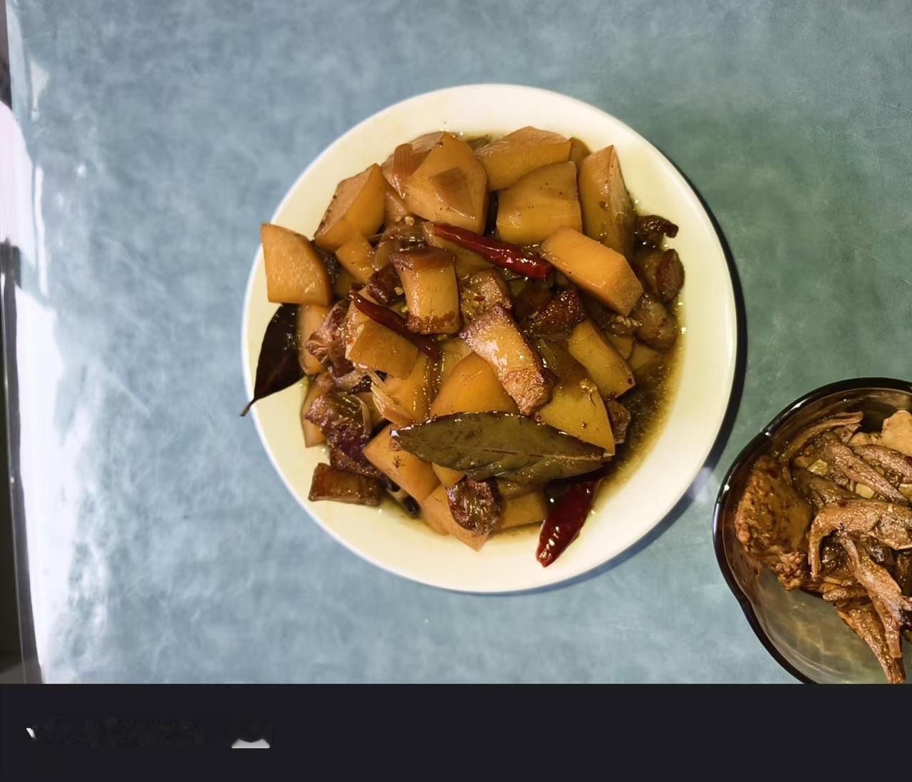 他们说我做的红烧肉都是白肉，但是我喜欢吃白肉，最成功的一次红烧肉，香喷喷的，哈哈