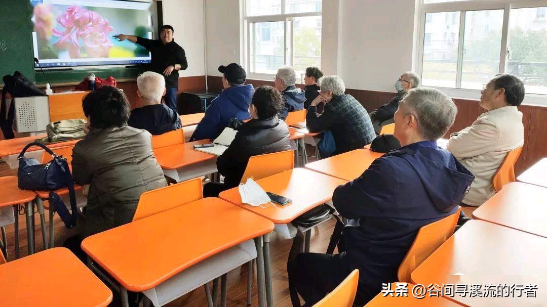 现在的老年大学，早就不是从前那个打发时间的去处了。

身边不少老伙计，退休后反而