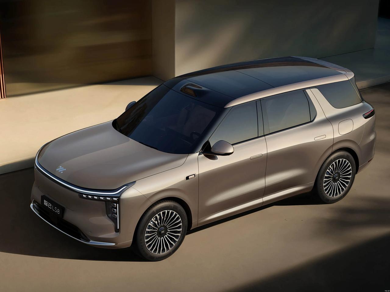 25万买5米大车，转弯半径比Polo还小？智己LS8这波操作我服了
关键词：空间