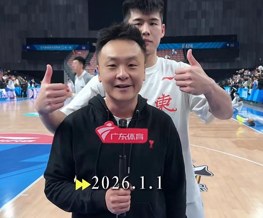 原来家政也这么活泼可爱，每当看到这样的画面，就知道广东队的氛围是多么的和谐。
广