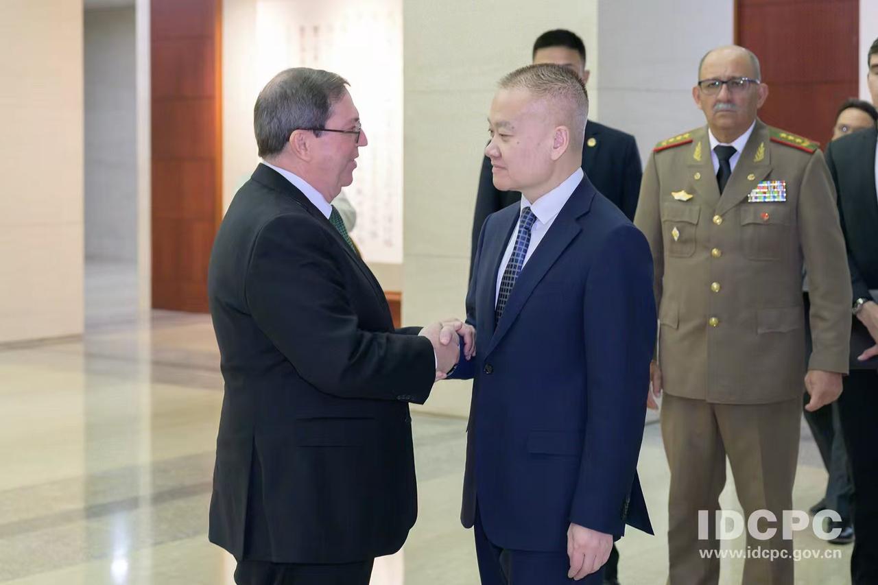 同为社会主义国家  同走社会主义道路  同抗各种干扰和破坏。
中联部网站消息，2