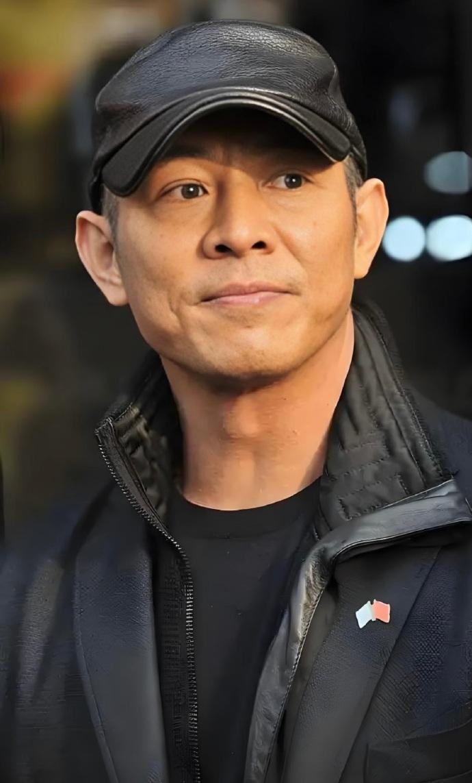 武打演员李连杰，亲自煮饺子，女儿在旁边指导，问他，用热水还是冷水，李连杰有些犹豫