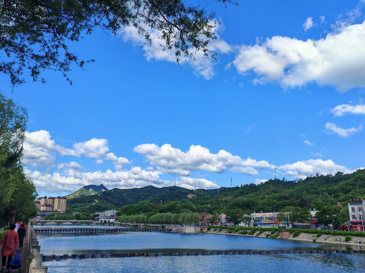 晒图笔记大赛中，瞧这图片，晴空万里，白云悠悠，与水天一色的美景堪称绝配。参赛作品