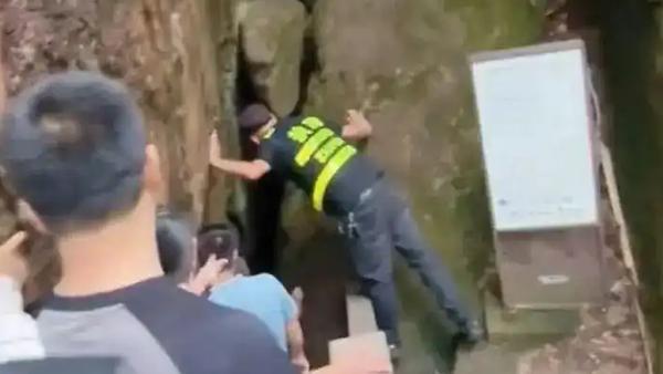 太姥山“卡人名场面”！180斤大哥不听劝，进石缝后进退两难
 
福建太姥山一线天