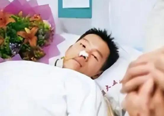 2003年的珠海，一名23岁保安冒死救下正被3名歹徒侵犯的女教师，谁知两年后，他