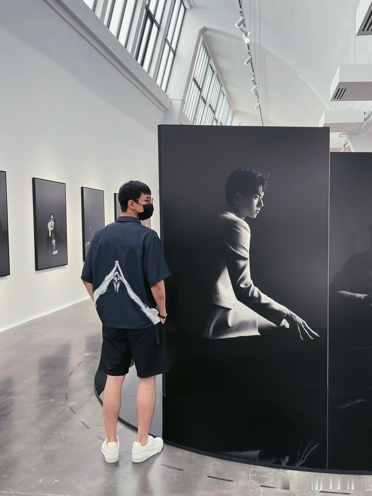 跟自己打了个卡，拍照📸成功，李现 ，怎么这么可爱啊！