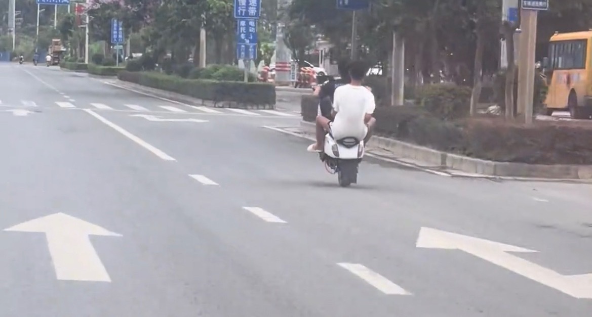 6月7日，网友反映：玉林某南两少年骑一无号牌电车翘车头行驶。 