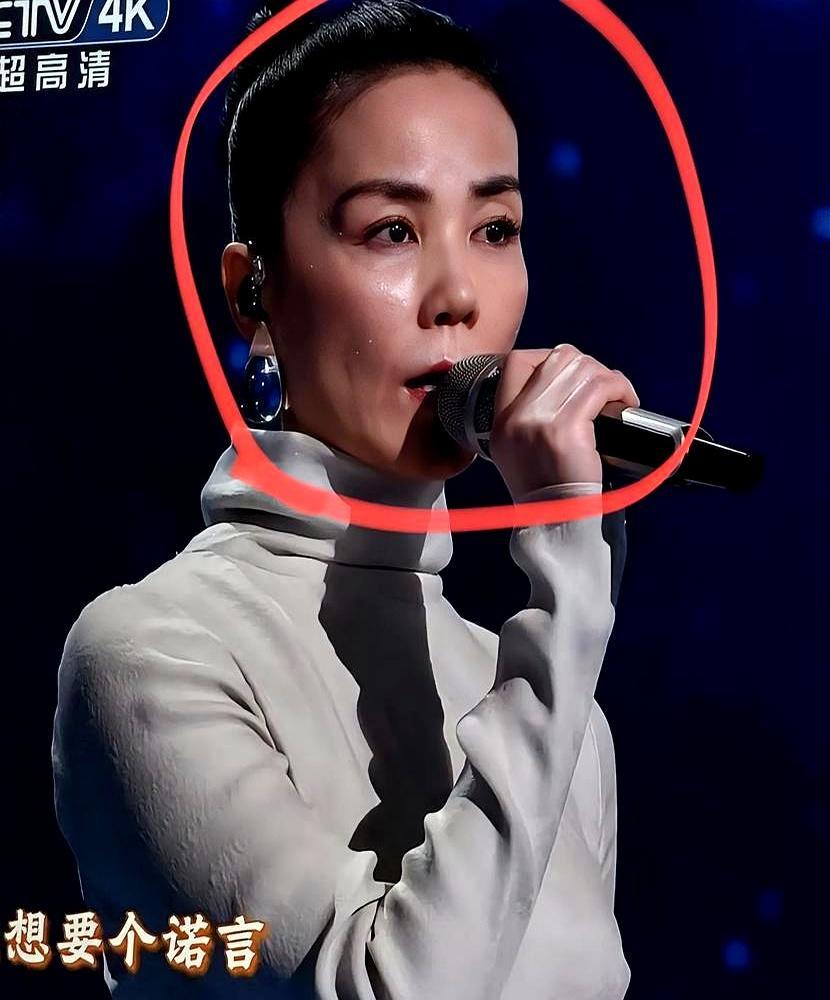 别再吹王菲的松弛感了。她挂着两颗“洗衣凝珠”上台，眉毛画得像毛毛虫，品牌方却把她