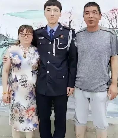 江苏一女子，儿子因公牺牲，她伤心欲绝，每天以泪洗面，2022年一天，她在商场，突