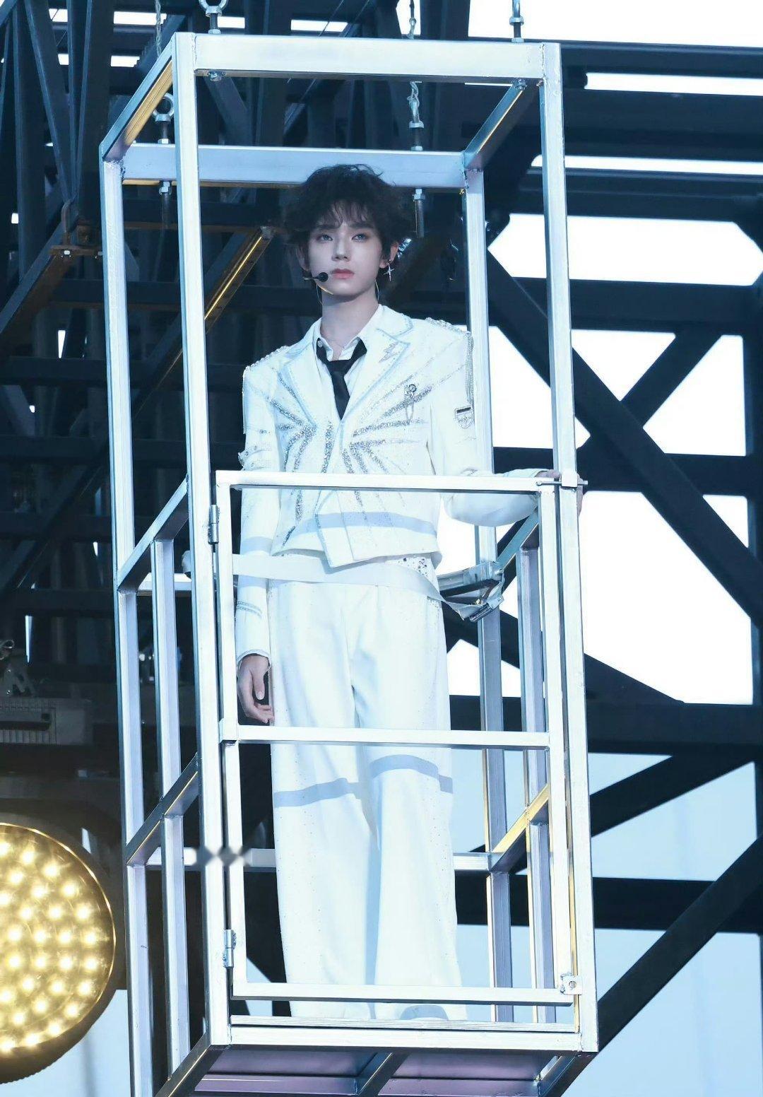 王橹杰四芒星耳钉青岛演唱会舞台之上，王橹杰佩戴的四芒星耳钉，成为舞台之外一份温柔
