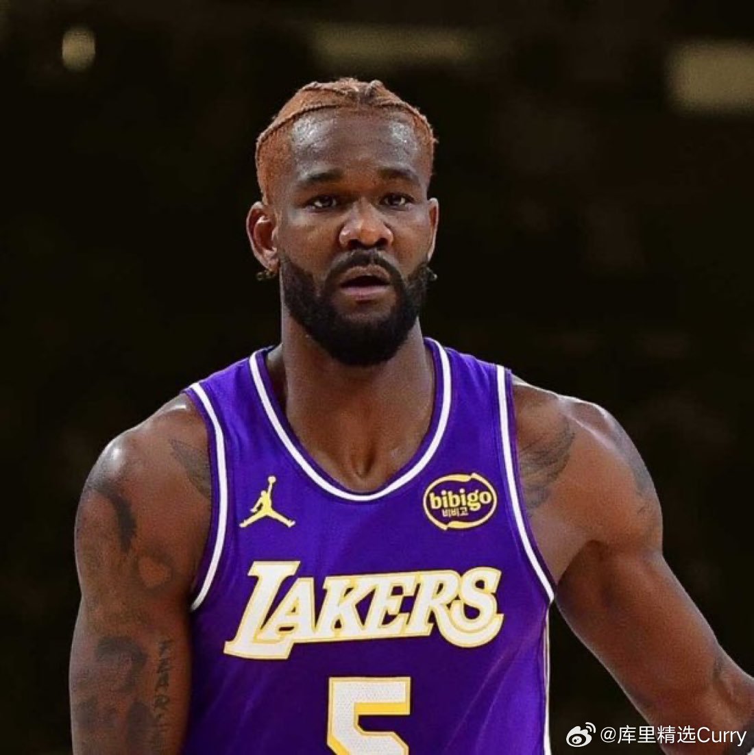 德安德烈·艾顿表示，他终于意识到自己并不是“那个核心人物”。“我开始对着镜子审视